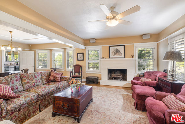 13721 W Telegraph Road, Santa Paula CA: https://media.crmls.org/mediaz/ac649b8b-ecba-4fb4-86e5-a82edde75425.jpg