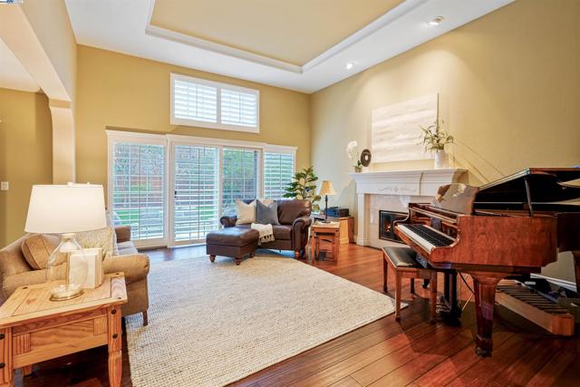 729 Montevino Dr, Pleasanton CA: https://media.crmls.org/mediaz/ac652959-ac29-4f1e-a33d-dce6a2f53369.jpg