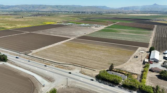 4211 Bolsa Road, Hollister CA: https://media.crmls.org/mediaz/ac653372-4c08-43da-8be5-9e97d49927ee.jpg