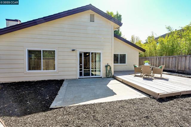 2140 Eastview Pl, Martinez CA: https://media.crmls.org/mediaz/ac6615f8-5538-4702-957b-1efb715a5055.jpg