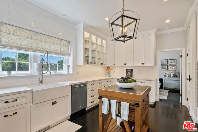 10428 Wyton Drive, Los Angeles CA: https://media.crmls.org/mediaz/ac669d2b-a12c-4d3d-9b63-485fb0ab88e7.jpg