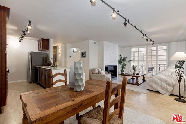 421 S La Fayette Park Place, Los Angeles CA: https://media.crmls.org/mediaz/ac671bb9-bae7-4381-af60-e734d32833ab.jpg