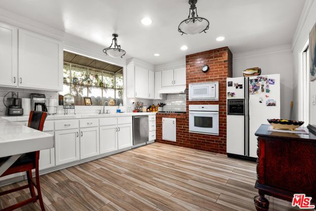 1186 Mcclellan Drive, Los Angeles CA: https://media.crmls.org/mediaz/ac6750e1-2007-49a0-9a70-7a41278dcb0d.jpg