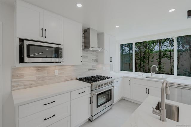 8206 Caminito Lacayo, La Jolla CA: https://media.crmls.org/mediaz/ac68108a-0863-48e9-ba8d-5dea3b2d9633.jpg