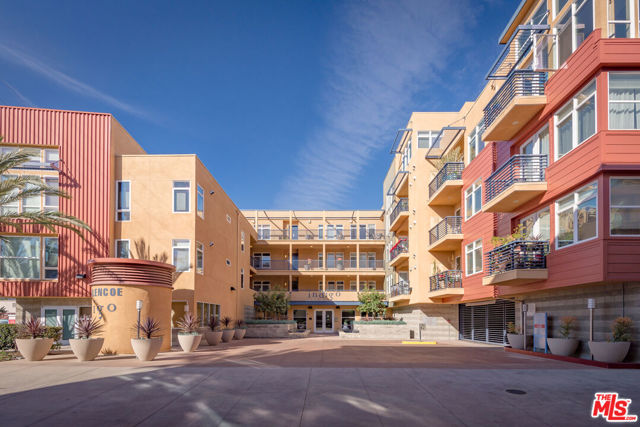 4050 GLENCOE Avenue, Marina del Rey CA: https://media.crmls.org/mediaz/ac686d96-6bf2-443a-8348-2f9cb7e5f001.jpg