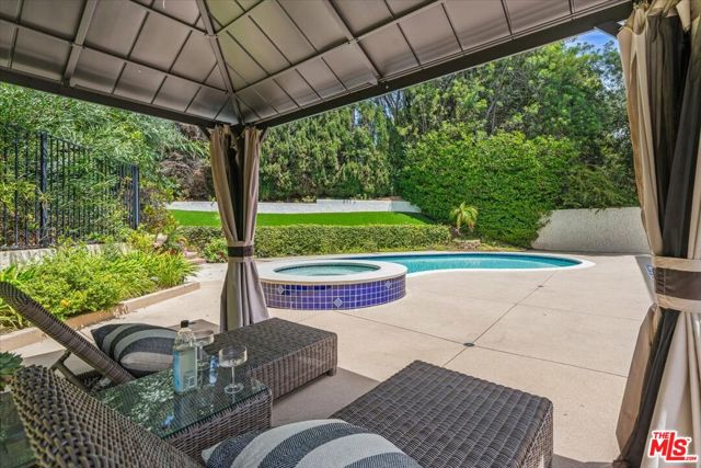 10411 Windtree Drive, Bel Air CA: https://media.crmls.org/mediaz/ac6890e1-38b6-4a69-ab3f-0613ae04efa6.jpg