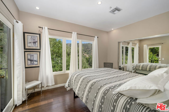 10023 Westwanda Drive, Beverly Hills CA: https://media.crmls.org/mediaz/ac69a602-1cdd-44de-8071-dd29020d6df0.jpg