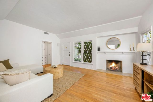 4311 Greenbush Avenue, Sherman Oaks CA: https://media.crmls.org/mediaz/ac6a2fbc-6b40-4d50-9e1d-b168be5d0e9d.jpg