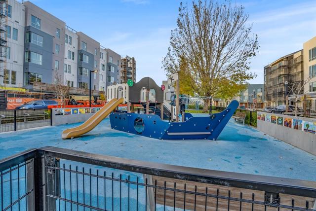 10 Innes Court, San Francisco CA: https://media.crmls.org/mediaz/ac6bbc53-eba4-468d-9040-a01d6553d475.jpg