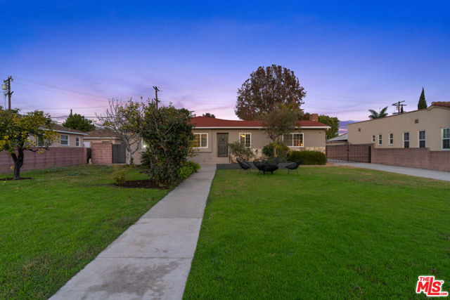 4242 Grand View Boulevard, Los Angeles CA: https://media.crmls.org/mediaz/ac6cb839-3c12-45dd-abda-2938b043107a.jpg
