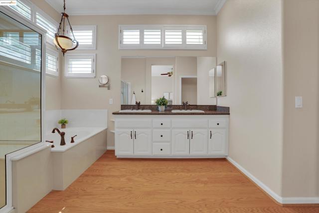 540 Central Park Pl, Brentwood CA: https://media.crmls.org/mediaz/ac6d3ee0-d3ef-43e7-87a0-798619822fb2.jpg
