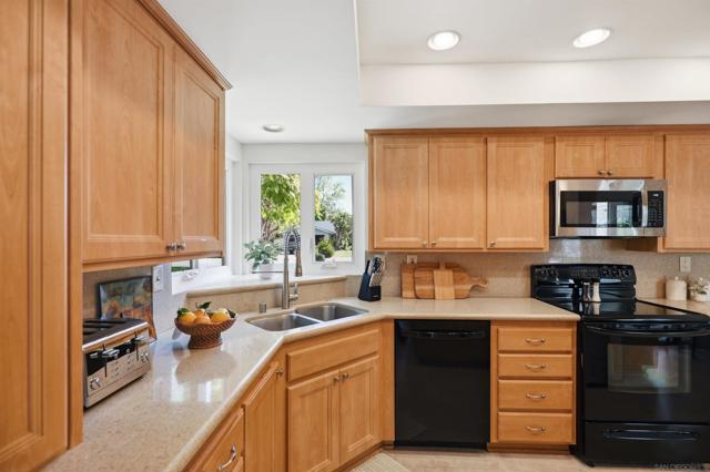 540 Country Club Lane, Coronado CA: https://media.crmls.org/mediaz/ac6e8bbb-ebac-47bc-86b9-93c21021a4f7.jpg