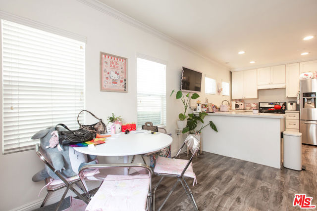 4504 Maplewood Avenue, Los Angeles CA: https://media.crmls.org/mediaz/ac6f114d-ae78-495a-a7ee-0dcd121e313b.jpg