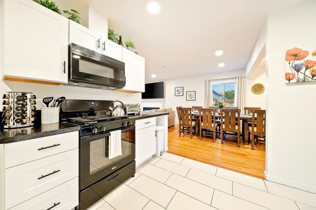 Detail Gallery Image 12 of 45 For 965 Rosecrans Street, San Diego,  CA 92106 - 4 Beds | 2/3 Baths