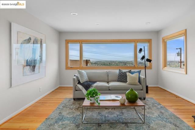 11718 Cranford Way, Oakland CA: https://media.crmls.org/mediaz/ac7266f6-3c0d-42c9-9a90-1b6a7d18d45c.jpg