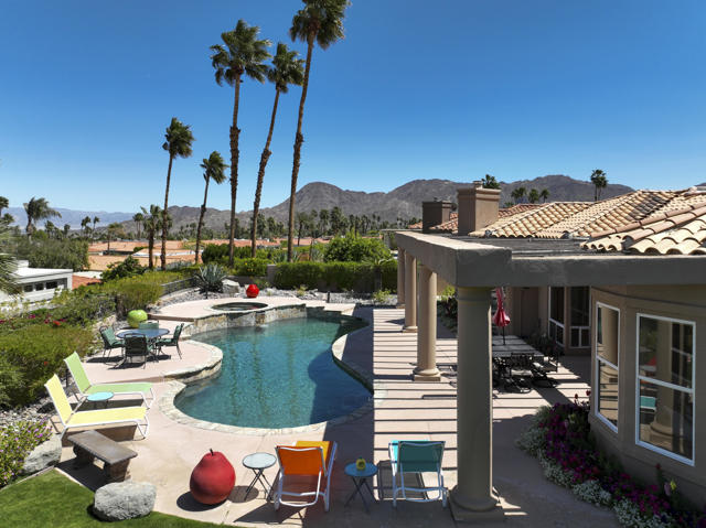 73042 Galleria Court, Palm Desert CA: https://media.crmls.org/mediaz/ac729ff8-e23f-4607-bcc8-61c5de91e02a.jpg
