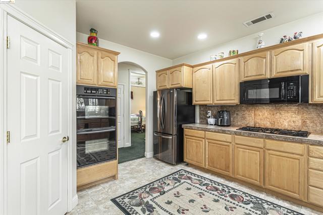 Image 9 of 40 For 8585 Whispering Oaks Rd