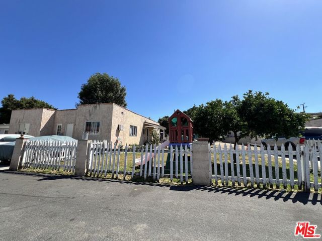 1071 & 1073 Walnut Street, Tustin CA: https://media.crmls.org/mediaz/ac74107f-835f-4ecd-9644-fa11b7e35afe.jpg