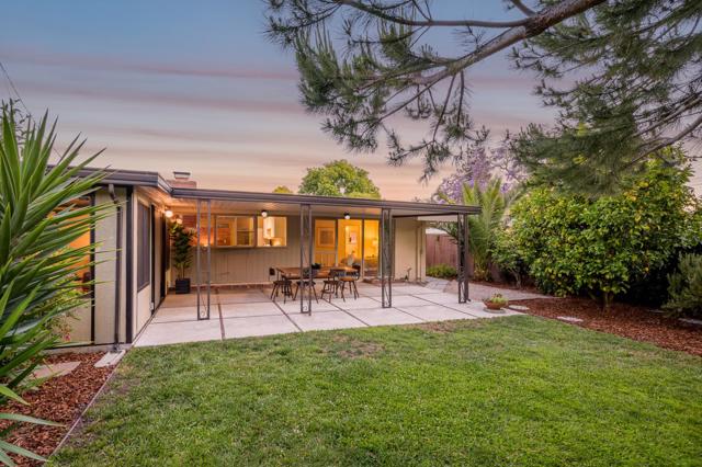3129 Stelling Drive, Palo Alto CA: https://media.crmls.org/mediaz/ac759b4b-640a-429e-bed4-66c893b86f1d.jpg