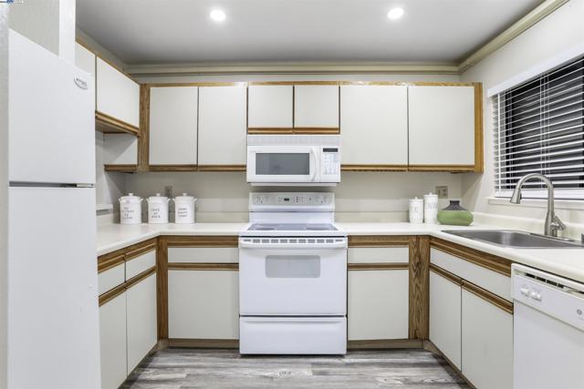 320 Peninsula Ave, San Mateo CA: https://media.crmls.org/mediaz/ac761748-b143-4608-8249-fc77c9ed3b8f.jpg