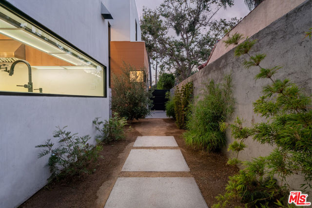 444 N Kings Road, Los Angeles CA: https://media.crmls.org/mediaz/ac767c7f-18d1-4f6c-a2d4-f439f1ba625b.jpg