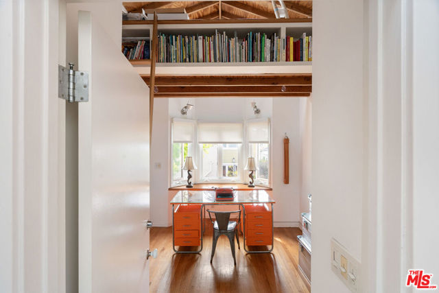 729 Superba Avenue, Venice CA: https://media.crmls.org/mediaz/ac771a9e-ecbf-4a9e-aa9b-63183f3606c7.jpg