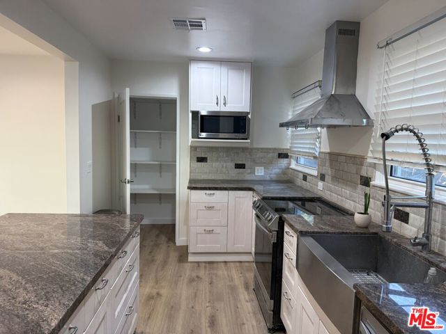 6159 Sylvia Avenue, Tarzana CA: https://media.crmls.org/mediaz/ac78dde7-7db3-439e-b232-e9f1dce52385.jpg