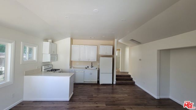 7467 N Forbes Avenue, Lake Balboa CA: https://media.crmls.org/mediaz/ac799d73-cd0d-45f6-a4bd-83ecca46e7b1.jpg