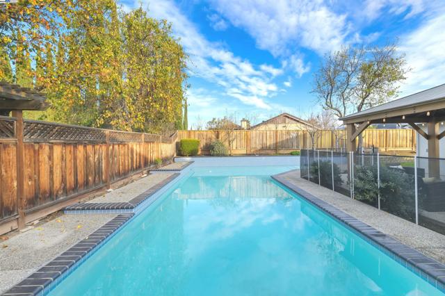 SPARKLING IN-GROUND POOL