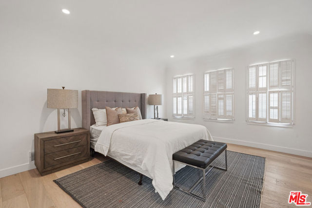 712 N RODEO Drive, Beverly Hills CA: https://media.crmls.org/mediaz/ac7ca2f5-1cb5-4054-8564-31b2ca5a9864.jpg