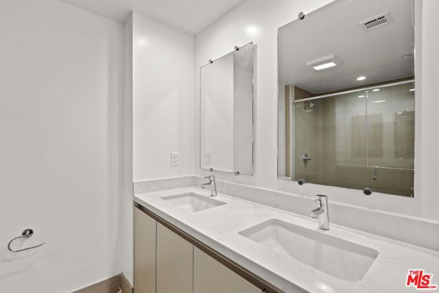 4909 Rosewood Avenue, Los Angeles CA: https://media.crmls.org/mediaz/ac7d64a2-c358-4fe0-83bf-7b12b1e0f152.jpg