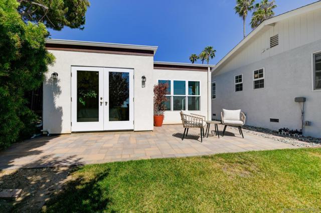 1129 Bonita Dr, Encinitas CA: https://media.crmls.org/mediaz/ac7d8252-909c-4f6c-ae88-aee8ea4769fe.jpg