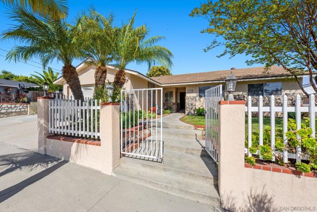 3020 Linda Dr, Oceanside CA: https://media.crmls.org/mediaz/ac7e3224-8e8c-49dd-a4a7-e8d63b6d9c1b.jpg