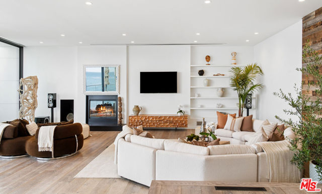 26814 Malibu Cove Colony Drive, Malibu CA: https://media.crmls.org/mediaz/ac80c1a2-6130-42b3-b69a-9da81b628246.jpg