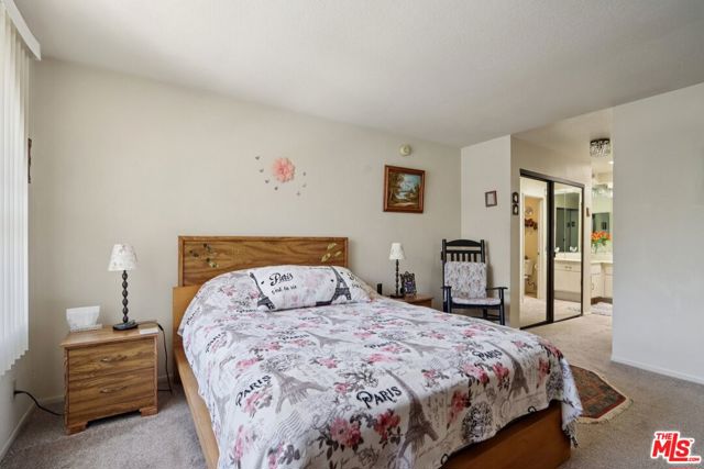 21620 Burbank Boulevard, Woodland Hills CA: https://media.crmls.org/mediaz/ac81471f-d9eb-4dc8-b712-3c3cad59e134.jpg