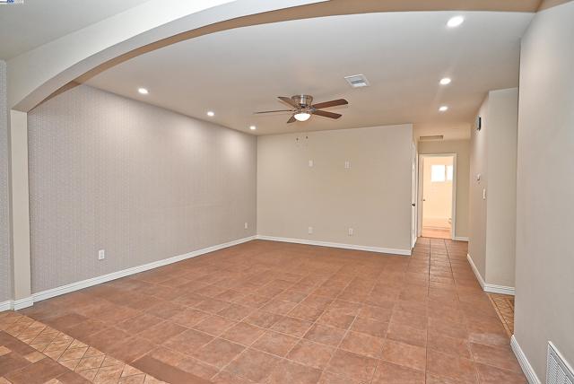 974 Walnut Dr, Oakley CA: https://media.crmls.org/mediaz/ac827f34-aabb-4765-bc67-4468182700d6.jpg