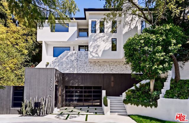 3290 N Knoll Drive, Los Angeles CA: https://media.crmls.org/mediaz/ac828a32-24ea-441c-91ec-b63f3dccebe2.jpg