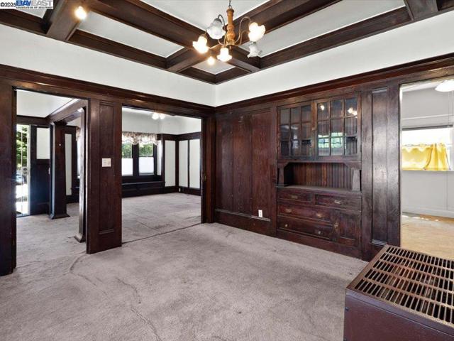 1013 Chestnut St, Oakland CA: https://media.crmls.org/mediaz/ac842bd4-aea7-4577-b753-179110849f02.jpg