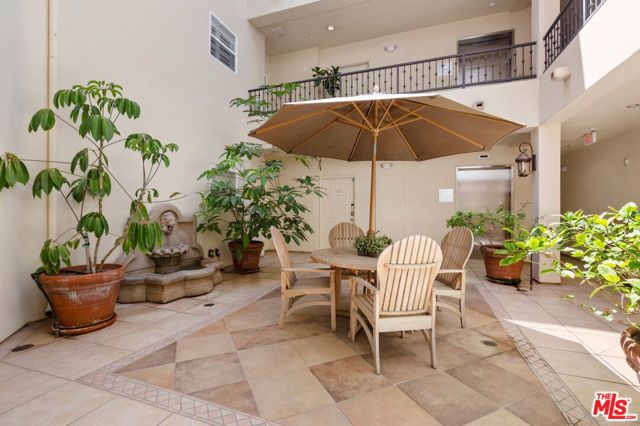 4202 Whitsett Avenue, Studio City CA: https://media.crmls.org/mediaz/ac8523fa-cf4f-40ae-b429-6749b1b64dc9.jpg