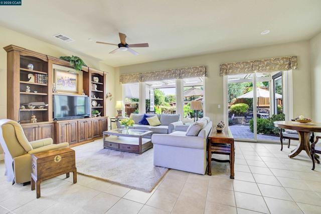 1648 Chianti Ln, Brentwood CA: https://media.crmls.org/mediaz/ac854fd0-760a-4eb9-aaab-2e56f91a6da5.jpg