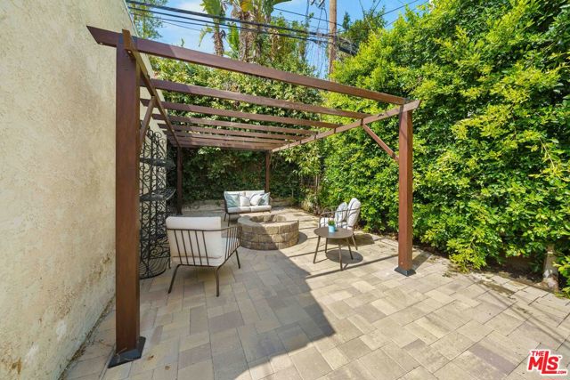 865 S Lucerne Boulevard, Los Angeles CA: https://media.crmls.org/mediaz/ac872350-0a71-49eb-b484-bd5a39372664.jpg