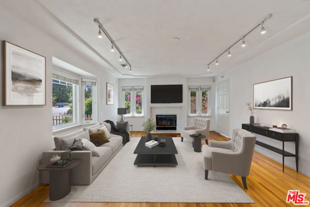 4823 Topanga Canyon Boulevard, Woodland Hills CA: https://media.crmls.org/mediaz/ac87529c-0197-400c-9d95-7d69490fe10f.jpg