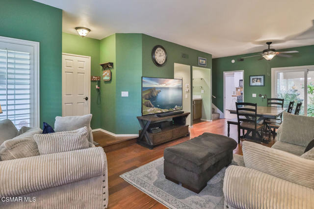 388 Country Club Drive, Simi Valley CA: https://media.crmls.org/mediaz/ac87e1a0-8789-4b95-be88-b8bbb752e441.jpg