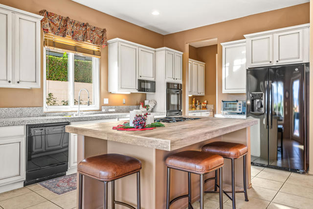 17 Corte Del Sol, Rancho Mirage CA: https://media.crmls.org/mediaz/ac8820c8-0d3f-4b00-83a2-3d355f11674f.jpg