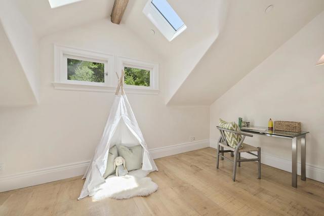 3 Vintage Court, Woodside CA: https://media.crmls.org/mediaz/ac89a0ff-22e4-4896-b3a4-86621458c019.jpg