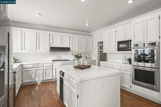 125 Coriander Ct, San Ramon CA: https://media.crmls.org/mediaz/ac8b53c1-42fb-4c74-b543-e0136d4ef484.jpg
