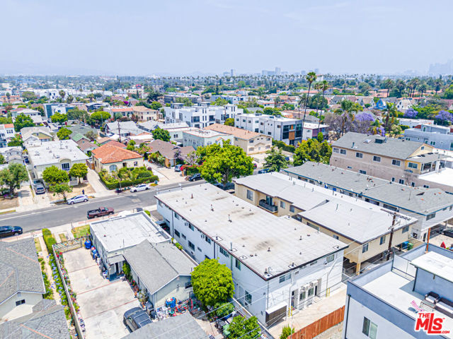 4546 W 17th Street, Los Angeles CA: https://media.crmls.org/mediaz/ac8ca3f5-06cc-4343-bb78-29272aee061e.jpg