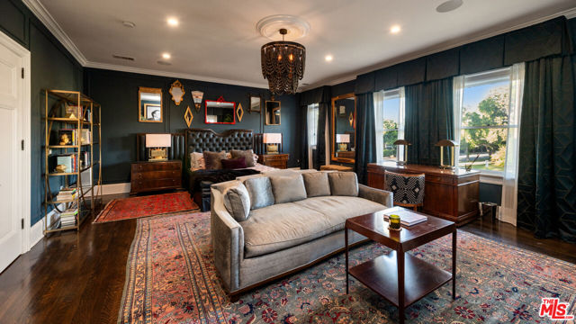 601 S Windsor Boulevard, Los Angeles CA: https://media.crmls.org/mediaz/ac8ca856-b257-44c6-a7a7-e815ab74aa38.jpg