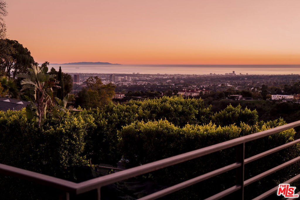 https://media.crmls.org/mediaz/ac8df16f-96d0-497a-b200-fb8e6f36287a.jpg?preset=X-Large