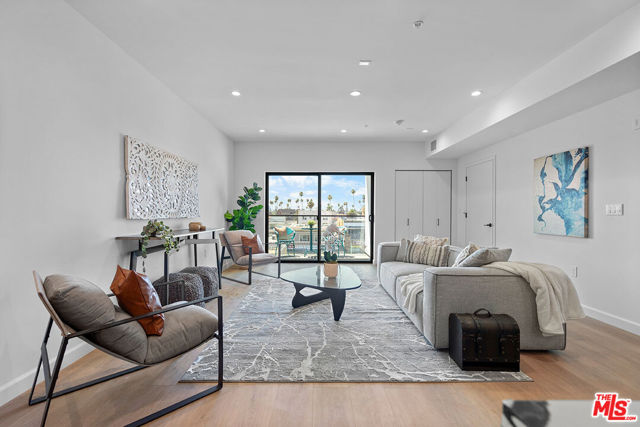 321 S Oxford Avenue, Los Angeles CA: https://media.crmls.org/mediaz/ac8e600f-4b2f-433f-81dc-c95d3788038b.jpg